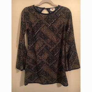 Bell-sleeved dress